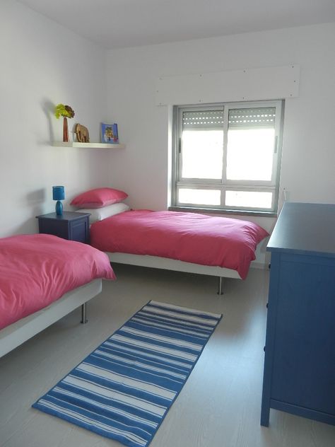 small room two twin beds | Apartment Layout | Apartment for rent in Carcavelos near Lisbon Twin Beds Guest Room, Beds For Small Rooms, Small Kids Room, Bedroom Furniture Layout, Bedroom Decor For Small Rooms, Two Twin Beds, Babies Room, Shared Bedroom, Twin Beds