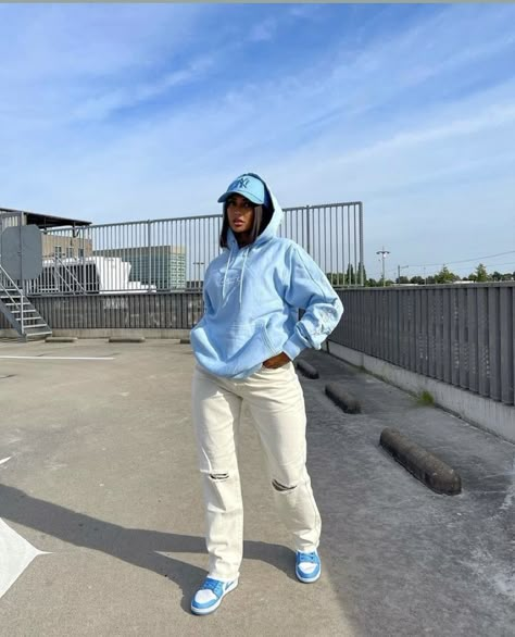 Outfits To Go With Blue Dunks, Blue Nike Dunks Outfit Woman, Blue Dunks Outfit Woman, Light Blue Dunks Outfit, Blue Nike Dunks Outfit, Light Blue Sneakers Outfit, Light Blue Hoodie Outfit, Nike Dunk Low Outfit Woman, Unc Dunks