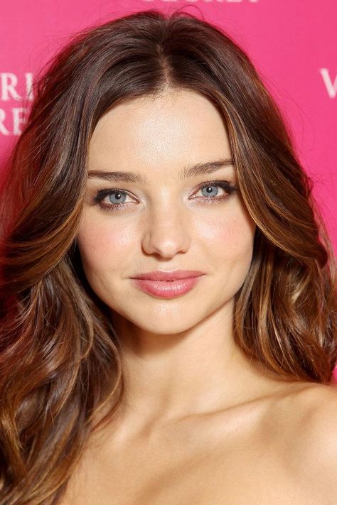 Natural but beautiful! Miranda Kerr Makeup, Miranda Kerr Hair, Brown Hair And Blue Eyes, Heart Shaped Face Hairstyles, Beautiful Lip Color, Wide Set Eyes, Miranda Kerr Style, Haircuts For Curly Hair, Heart Face