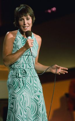 famous actors, singers from the 1970s | Helen Reddy Performing on The Midnight Special in the 1970s - Snakkle 70s Singers Female, Geddy Lee 70s, Helen Reddy I Am Woman, Bette Midler 70s, Nancy Wilson Heart 70s, Helen Reddy, 20th Century Music, Classic Rock And Roll, Famous Stars