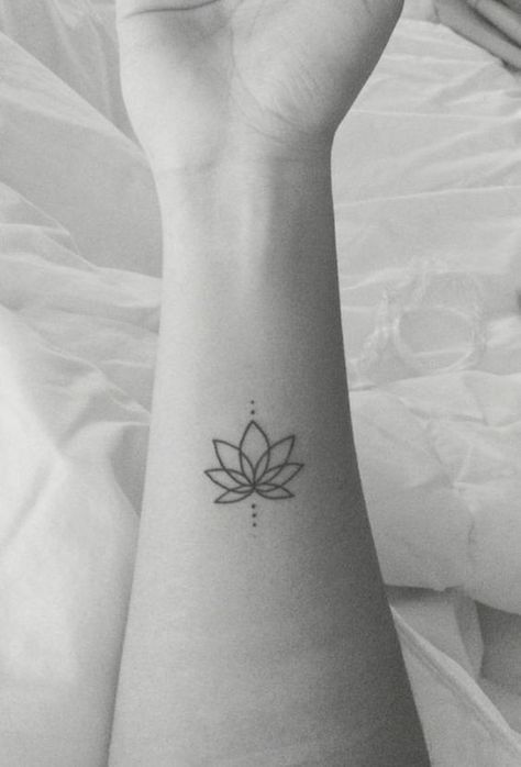 Model Tattoos, Petit Tattoo, Tattoo Shoulder, Beautiful Flower Tattoos, Trendy Tattoo, Lotus Tattoo, Trik Fotografi, Trendy Tattoos, Forearm Tattoos