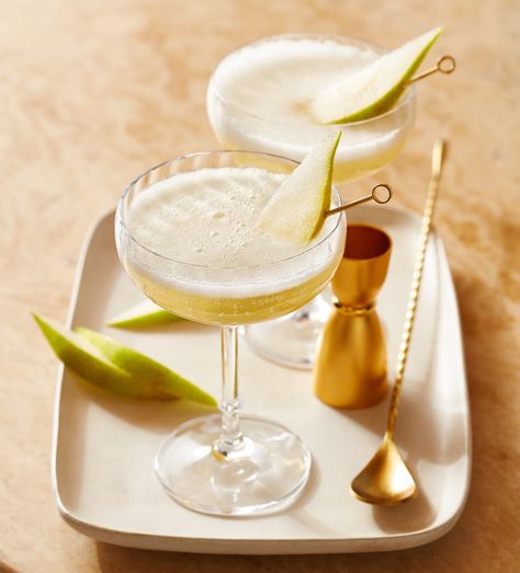 Pear Bellini Recipe, Pear Garnish, Bellini Recipe, Pear Puree, Lemon Water, Bellini, Mocktails, Maple Syrup, Fall Recipes