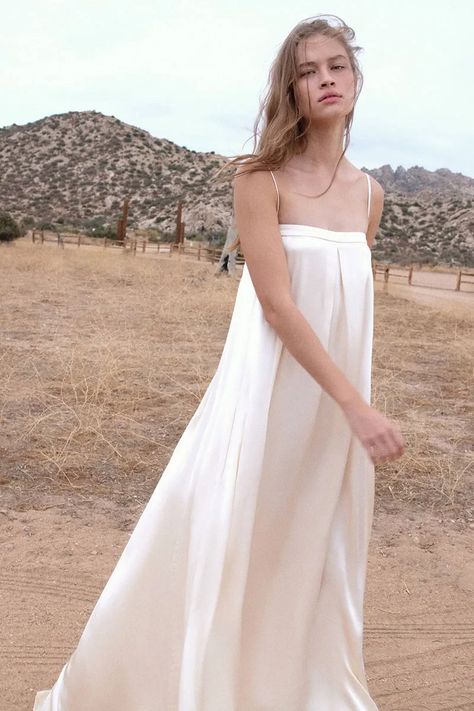 The Modern Bride Comes To Life In This Collection From Shona Joy Shona Joy Wedding Dress, 2025 Wedding Dress Trends, Bridal Two Piece Set, 90s Shania Twain, Good Wedding Dress, 90s Wedding Dress, Shona Joy La Lune, 90s Wedding, Bohemian Style Gown