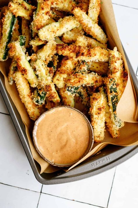 If you are looking to make some delicious healthier choices, this Crispy Zucchini Fries recipe is a great veggie fries option! Microwave Chicken Recipes, Crispy Zucchini Fries, Zucchini Fries Recipe, Crispy Zucchini, Healthy Fries, Buffalo Chicken Meatballs, Vegetarian Barbecue, Veggie Fries, Popular Appetizers