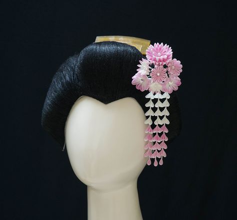 A dainty silk medley of soft pink and white blossoms. Traditional tsumami kanzashi hair ornament. https://www.etsy.com/listing/523670442/dainty-pastel-pink-and-white-tsumami?ref=shop_home_active_1 Sakura Hair Pin, Traditional Japanese Hair Accessories, Traditional Japanese Hairpin, Geisha Hair Ornaments, Pink Japanese Hairpin, Tsumami Kanzashi, Kamisama Kiss, Japanese Hairstyle, Hair Ornaments