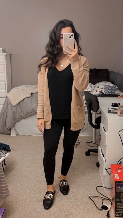 Cosmetologist Outfit Professional, Hairstylist Outfits For Work Winter, Cosmetology Outfits Ideas, Cosmetologist Outfit, Salon Attire, Cosmetology Outfits, Outfits Ideas Winter, Hairstylist Outfits, All Black Outfit For Work