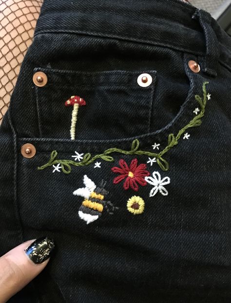 Embroidery Back Pocket Jeans, Embroidery On Pants Diy, Embroidery On Jean Pockets, Floral Embroidery Jeans, Jeans Back Pocket Embroidery, Black Jean Embroidery, Embroidery Flowers On Jeans, Embroidery Patterns On Clothes, Embroidery On Black Jeans