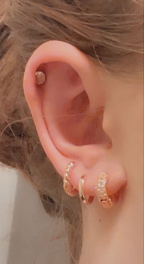 Quad Lobe Piercing, 3 Lobe Piercings Ideas Gold, 4th Lobe Piercing, Triple Lobe, Triple Lobe Piercing, 3 Lobe Piercings, Three Ear Piercings, Cool Piercings, Lobe Piercing