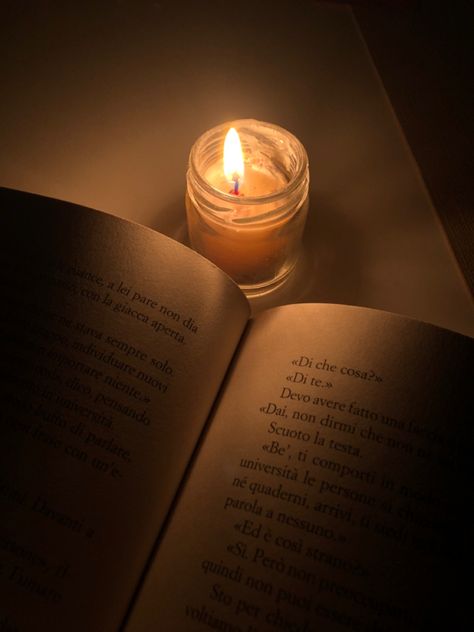 Vela Aesthetic, Candles And Books, Candle Pics, Candles Cozy, Cosy Candles, Pic Candle, Candle Drawing, Arte Aesthetic, Album Cover Wallpaper Collage