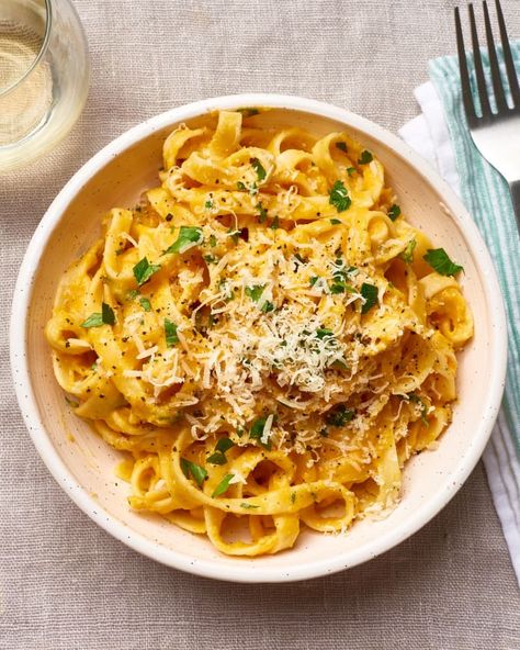 Recipe: Butternut Squash Fettuccine Alfredo | Kitchn Food Alfredo, Butternut Squash Dinner, Fettucini Alfredo, Healthy Pasta Dishes, Resep Pasta, Cream Chicken, Fettuccine Alfredo Recipes, Butternut Squash Pasta, Butternut Squash Risotto