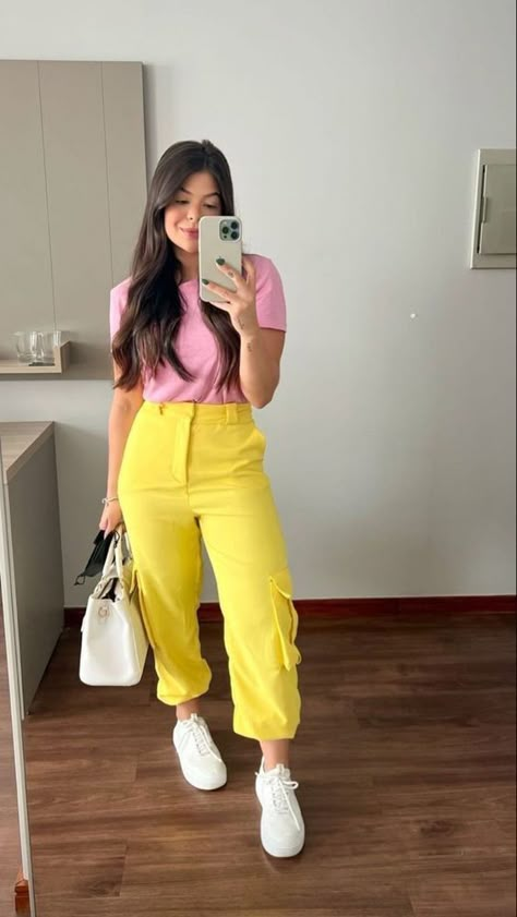 Facebook Yellow Pants Outfit, Outfits Juvenil, Casual Chic Outfits, Color Combos Outfit, Color Blocking Outfits, Yellow Pants, Uni Outfits, Casual Chic Outfit, Tshirt Outfits