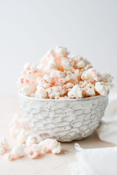 White Chocolate Peppermint Popcorn Peppermint Popcorn Recipe, White Chocolate Peppermint Popcorn, White Chocolate Popcorn Recipe, Peppermint Popcorn, Peppermint White Chocolate, Gluten Free Popcorn, White Chocolate Popcorn, White Chocolate Peppermint, Leftover Candy