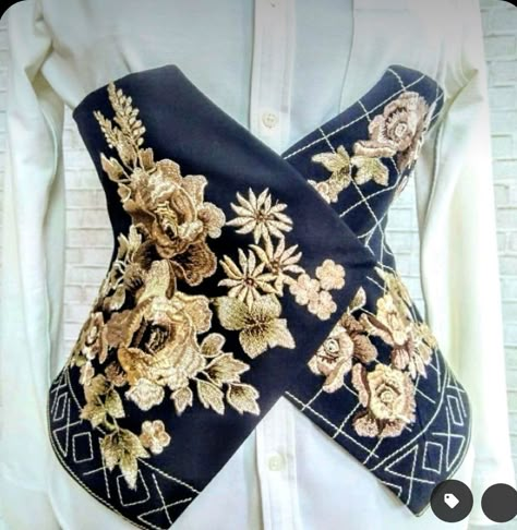 Corset Outfit, Corset Fashion, Obi Belt, Corset Belt, Belt Design, Casual Evening, Mode Inspo, Fashion Mistakes, Beautiful Embroidery