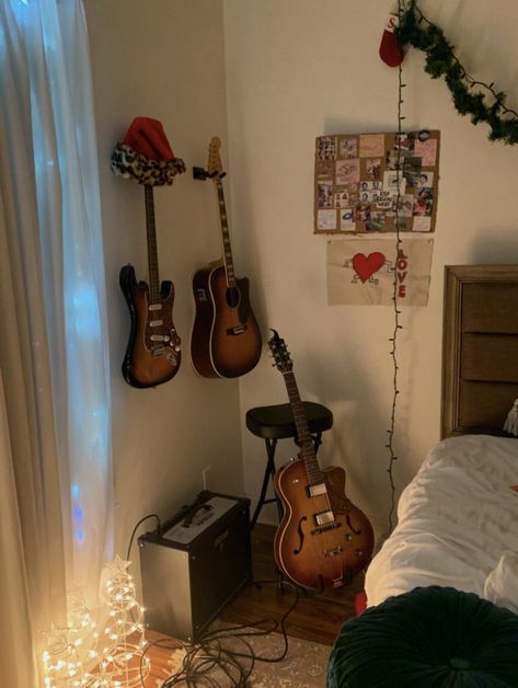 Guitar Corner, Art Bedroom Aesthetic, Music Space, Orange Bedroom, Aesthetic Bedroom Ideas, Bedroom Orange, Guitar Wall, Redecorate Bedroom, Aesthetic Rooms