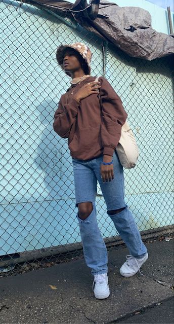 Street Style: Bucket Hat Outfit | Fashion Cognoscente Brown Bucket Hat Outfit Winter, Brown Bucket Hat Outfit, Bucket Hat Outfit Winter, Bucket Hat Outfit Ideas, Outfits With Bucket Hats, Fur Hat Outfit, Hat Outfit Winter, Hat Outfit Ideas, Winter Hat Outfit