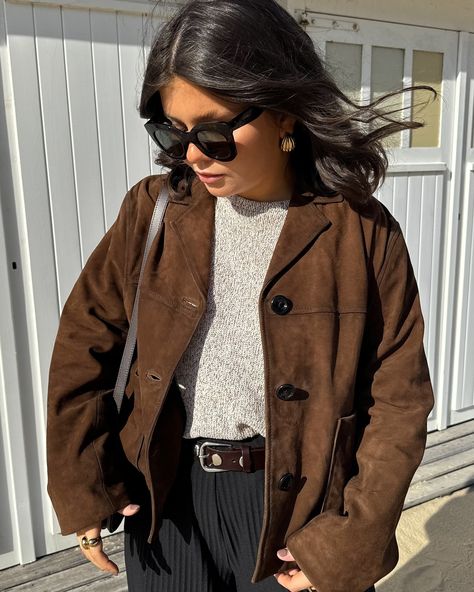 Suede jacket 🤎 Tan Suede Jacket Outfit, Brown Suede Jacket Outfit, Brown Jacket Outfit, Suede Jacket Outfit, Tan Suede Jacket, Suede Jacket Women, Suede Trench Coat, Suede Outfit, Trench Coat Outfit