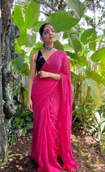 Rose Pink Saree, Ahaana Krishna, Saree Contrast Blouse, Saree Styling, Pink Plain, Simple Saree Designs, Cloth Design, Plain Saree, Simple Sarees