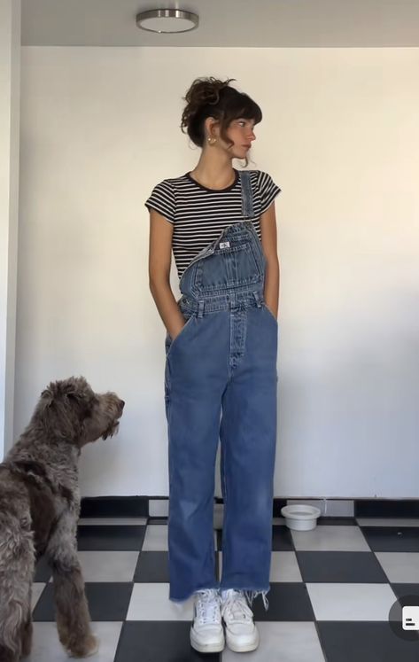 Striped Dungarees Outfit, Denim Overalls Outfit, Dungaree Outfit, Womens Denim Overalls, Outfits Nyc, Overalls Outfit, Sweatshirt Outfit, Denim Overalls, Winter 2024