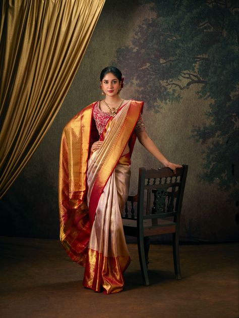 Vintage Saree Photoshoot At Home, Saree Outfits, Indoor Shoot, Jewellery Shoot, Portraits Ideas, Indian Fashion Saree, Indian Photoshoot, Saree Photoshoot, Divine Beauty