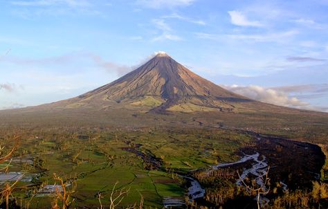 Philippine Volcanoes: Mount Pinatubo and Mount Mayon Pinatubo Volcano, Mount Pinatubo, Mayon Volcano, Legazpi City, Mont Fuji, Active Volcano, Philippines Travel, Boracay, Palawan