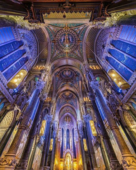 Architecture & Tradition (@archi_tradition) on X Notre Dame Interior, Architecture Castle, History Architecture, Shabby Home, Historical Buildings, Festival Of Lights, Lyon France, White Cottage, Festival Lights