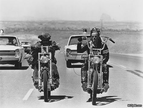 25 Rarely Seen Behind the Scenes Photographs From the Making of ‘Easy Rider’ (1969) ~ Vintage Everyday Dennis Hopper Easy Rider, Peter Fonda Easy Rider, Easy Rider Bikes, Vintage Motorcycle Photos, Biker Movies, Peter Fonda, Bike Artwork, Dennis Hopper, Harley Bobber