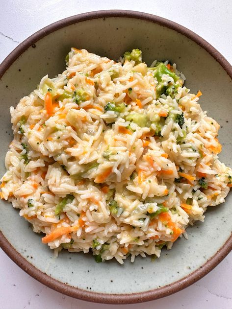 One-Pan Broccoli Cheese Rice - rachLmansfield Pan Broccoli, Rice With Veggies, Broccoli Cheese Rice, Cheesy Broccoli Rice, Broccoli Cheddar Chicken, Making Rice, Yogurt Marinated Chicken, Cheesy Rice, Cheese Rice