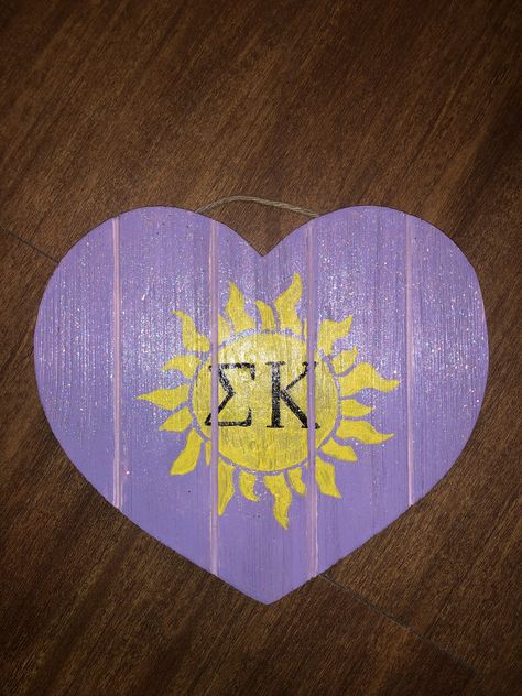 Sorority Rapunzel/Tangled inspired craft #sigmaKappa #sororitycraft #biglittle #tangledcraft #tangledsororitycraft #disneysororitycraft #disneysorority #sorority Disney Sorority, Sorority Letters, Tri Delta, Sorority Canvas, Sorority Big Little, Tangled Rapunzel, Big Little Gifts, Big Little Reveal, Delta Gamma