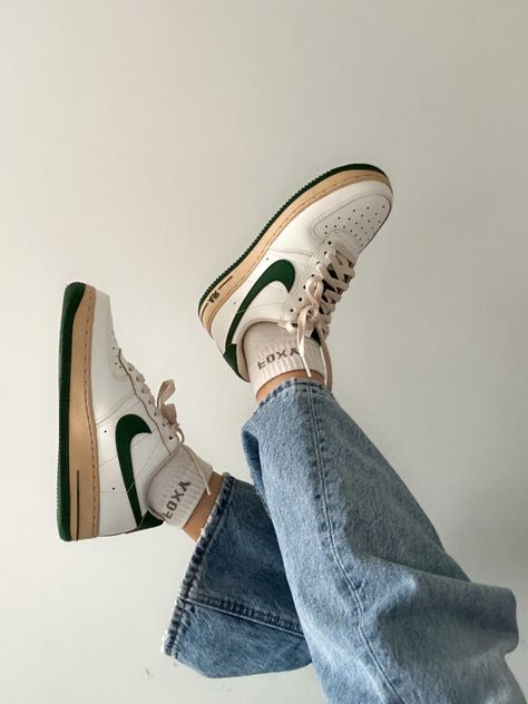 Worn Sneakers Aesthetic, Vintage Air Force 1, Green Air Force 1 Outfit, Air Force Fits, Nike Air Forces, Air Force 1 Outfit, Pretty Shoes Sneakers, Sweet Clothes, Streetwear Shoes