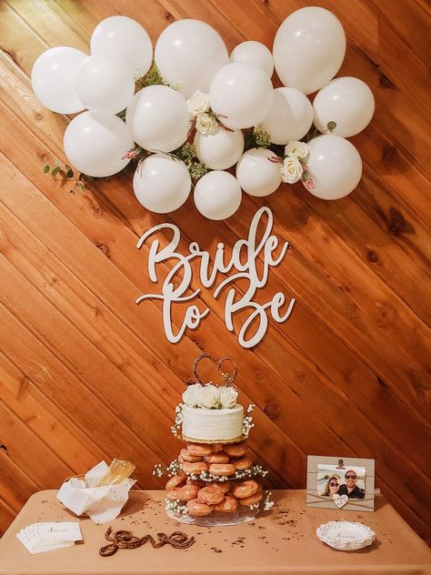 Diy Bridal Shower Cake Ideas, Bridal Shower Easy Decorations, Bridal Shower Setup At Home, Elegant Bridal Shower Table Decor, Bride To Be Decor Ideas, Bridal Shower Simple Cake, Bridal Shower Ideas Indoor, Aesthetic Bridal Shower Cake, Bridal Shower Indoor Decor