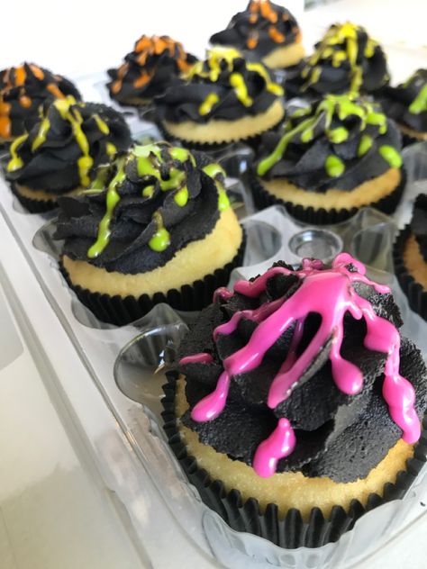 Glow In The Dark Party Desserts, Glow Birthday Cupcakes, Neon Brownies, Neon Party Cupcakes, Neon Desserts Glow Party, Glow Cupcakes Black Lights, Glow In The Dark Cupcakes, Dark Birthday Party, Neon Cupcakes