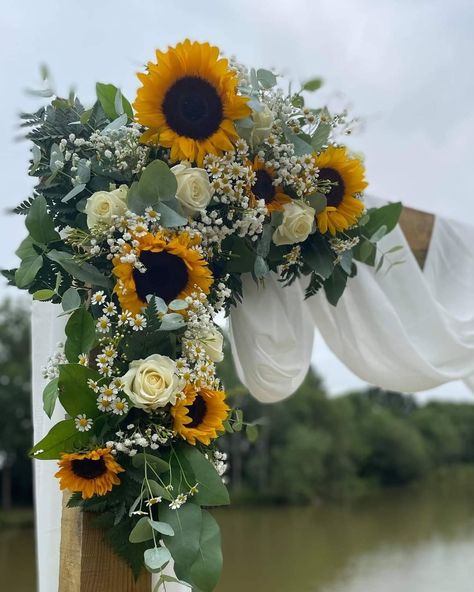 Wedding Sunflowers Decoration, Sunflower Ceremony Arch, Mint Green And Sunflower Wedding, Wedding Flower Arrangements With Sunflowers, Sunflower Alter Wedding, Sunflower Wedding Venue Ideas, Emerald Sunflower Wedding, Sunflower Eucalyptus Centerpiece, Emerald Green Sunflower Wedding