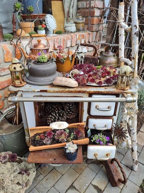 Alter Herd, Antique Store Displays, Home Library Decor, Old Stove, Recycled Garden, Scrap Wood Projects, Potting Bench, Sustainable Garden, Rustic Garden Decor