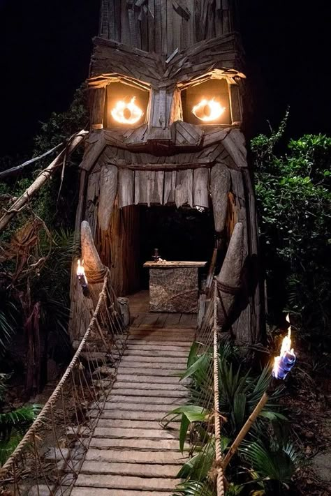 So awesome!! Easy Outdoor Halloween Decorations, Outdoor Tiki Bar, Backyard Party Decorations, Casa Hobbit, Bricolage Halloween, Outdoor Halloween Decorations, Tiki Decor, Tiki Bar Decor, Tiki Lounge