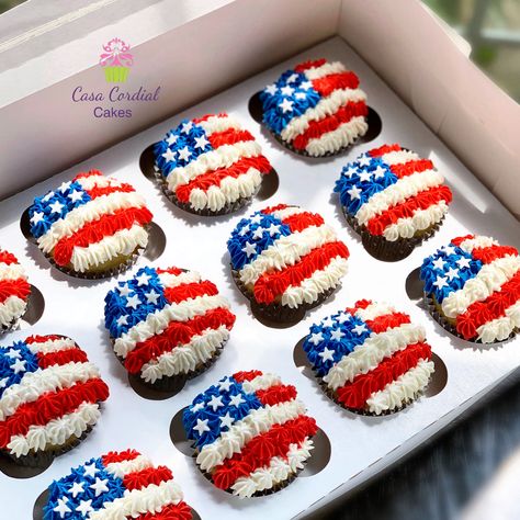 USA Flag Cupcakes Usa Cupcakes, Usa Cake Design, Flag Cupcake Cake, Flag Cake Pops, Flag Cookie Cake, American Flag Cake Fruit, American Cupcakes, Goodbye Cake, Bon Voyage Cake