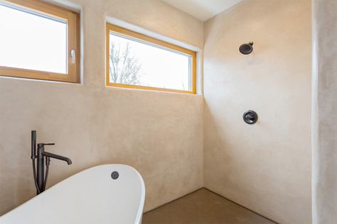 Bathroom with tadelakt plaster - looks fantastic and ecological and easy to care for.... not sure how DIY it is.... why hadn't I heard of this ancient Moroccon plastering Groutless Tile, Tutor Style Homes, Bathroom Shower Area, Airplane Bathroom, Industrial End Table, Madeline Stuart, Glam Mirror, Dream Bath, Bathroom Shower Tile