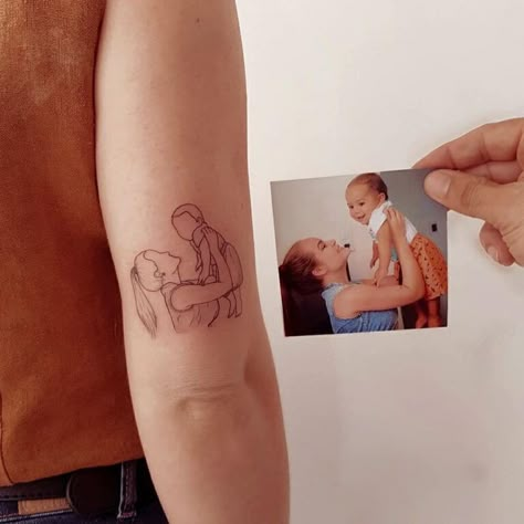 Mutterschaft Tattoos, Brother And Sister Tattoo Ideas, Grandma Tattoos, Motherhood Tattoos, Line Drawing Tattoos, Baby Tattoo Designs, Sister Tattoo Ideas, Tattoo Ideas Unique, Mom Tattoo Designs