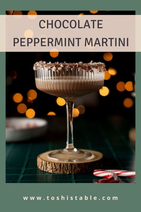 Chocolate peppermint holiday martinis are the ultimate sweet treat to sip on during winter. Think peppermint hot chocolate, but make it chilled and boozy. Chocolate Peppermint Martinis, Peppermint Mocha Mudslide, Chocolate Peppermint Martini Recipe, Christmas Chocolate Martini, Peppermint Patty Martini, Peppermint Mocha Martini Recipe, Peppermint Liquor Recipes, Boozy Peppermint Hot Chocolate, Chocolate Mint Martini