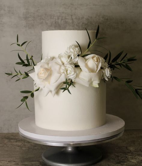 Small Wedding Cake, Small Wedding Cakes, Wedding Cake Roses, Centerpieces Wedding, White Wedding Cakes, Simple Wedding Cake, Wedding Cakes With Flowers, Flower Centerpieces Wedding, Flower Centerpieces