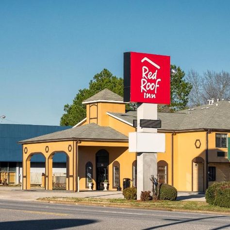 Located in Muscle Shoals, Alabama, this hotel is just a mile from the Southgate Mall. It features free Wi-Fi access. Cable TV is available in all rooms at Red Roof Inn Muscle Shoals. Each room is also equipped with a refrigerator and a microwave, and is furnished with a work desk. The front desk at the Red Roof Inn Muscle Shoals is staffed 24 hours a day . The University of Northern Alabama is 5 miles from the hotel. The Alabama Music Hall of Fame is a 4-minute drive away. Muscle Shoals Alabama, Red Roof Inn, Red Roof, Music Hall, Work Desk, Cable Tv, Hall Of Fame, Front Desk, Alabama