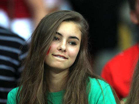 Portuguese girl | Portugal Portuguese people Football fans E ... Caucasian Race, Soccer Fans, Cute Animal Photos, Football Fans, Images Photos, Korean Girl, Beautiful People, Fangirl, Portugal