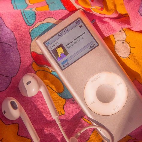 Pop culture . 〰️ . #artistsofinstagram #photography #orangerexcounty #simpsons #osheaga2018 #2006 #ipod 00s Aesthetic Music, Throwback Playlist Covers 2000s, 2000s Ipod Aesthetic, Throwback Aesthetic 2000s, 2000s Playlist Cover, Music Artists Aesthetic, Throwback Playlist Covers, Nostalgia Aesthetic 2000s, College Student Aesthetic