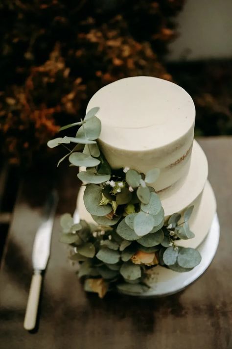 Table For Ceremony Wedding, Lemons And Eucalyptus Decor, Eculyptus Wedding Cakes, Wedding Cake Foliage, Eucalyptus Cake Decor, Wedding Eucalyptus Decor, Wedding Cake With Eucalyptus, Cake Eucalyptus, Eucalyptus Wedding Cake