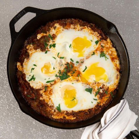 Shakshuka is staple dish in Moroccan cuisine that consists of eggs cooked in a highly seasoned tomato sauce. Not only is it simple and easy to make, it’s also delicious any time of day! Chilaquiles Aesthetic, Cheap Healthy Dinners, Italian Eggs, Shakshuka Recipe, Shakshuka Recipes, Easter Breakfast, Cheap Healthy, Sukkot, Jewish Recipes