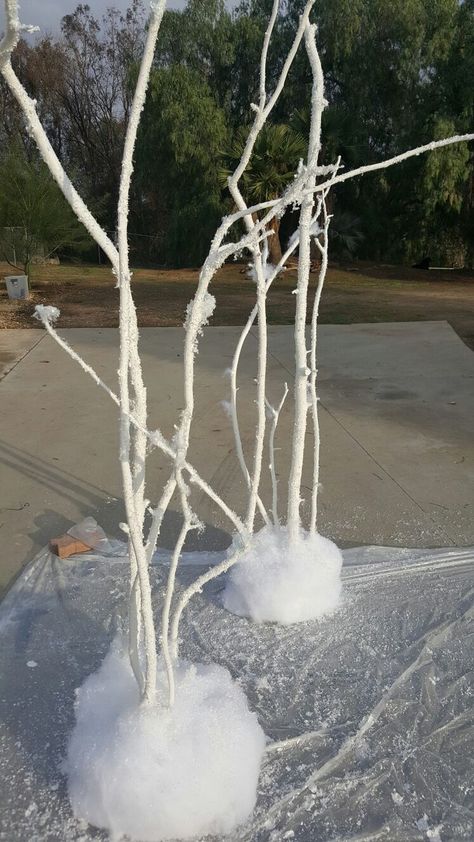 Fake Snow Decorations Cotton, Let It Snow Parade Float Ideas, Winter Wonderland Decorations Outdoor, Winter Wonderland Parade Float Ideas, Fake Snow Decorations, Apres Party, Snowball Dance, Christmas Floats, Christmas Shop Displays