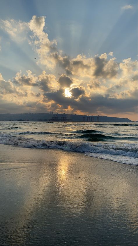 Sea & Sunset🐚☁️💫 Sunset By The Sea, Beach Sunset Photography, Blue Sunset, Sea Photography, Sea Sunset, Sunset Background, Ocean Sky, Sunset Sea, Sea Side