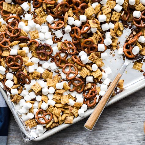 Need a new pumpkin spice treat to throw in your rotation? Enjoy the fall season and try this delicious Pumpkin Spice Snack Mix recipe! 🎃🤎 Pumpkin Spice Snack Mix, Pumpkin Spice Snack, Snack Mix Recipe, Pumpkin Spice Treats, Corn Cereal, Campfire Marshmallows, Pretzel Twists, Snack Mix Recipes, Party Mix