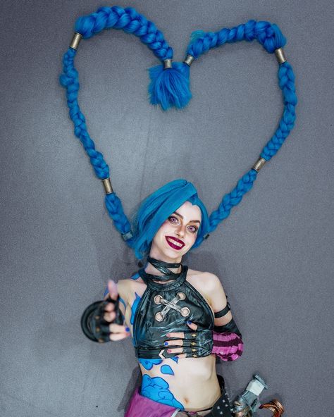 get jinxed 🩷💙 photos by @yorgus_ 🫶🏻 #arcane #leagueoflegends #jinx #cosplay Wakfu Evangelyne, Cosplay League Of Legends, Jinx Cosplay, Creepy Halloween Decorations, Jinx League Of Legends, Pixel Art Design, Hero Costumes, Figure Poses, Cosplay Characters