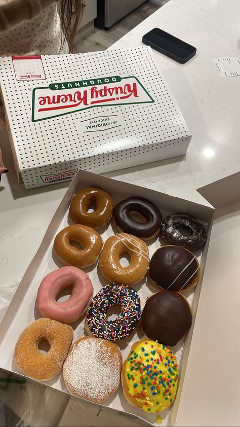 Donuts Krispy Kreme, Donut Pictures, Krispy Kreme Donuts, Delicious Donuts, Krispy Kreme, Makanan Dan Minuman, Donuts, Instagram Story, Vision Board