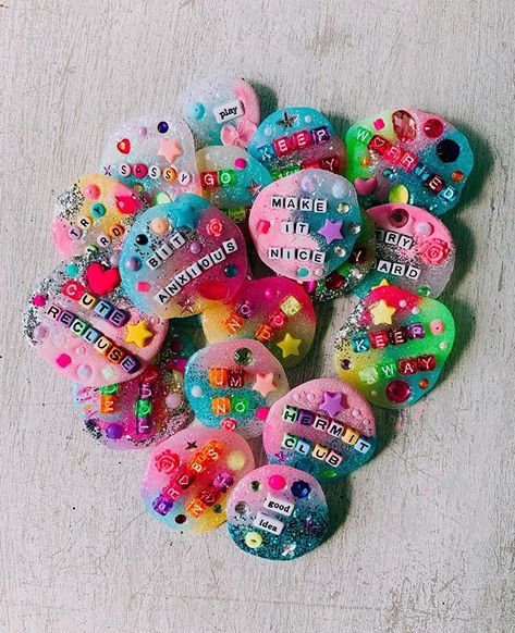 Rachel Burke on Instagram: “Re-stocked these fun badges today! So go forth and wear your feelings 🎀🥰💖” Rachel Burke Diy, Dopamine Jewelry, Rachel Burke, Diy Friendship Bracelet, Relaxing Art, Crafts Workshop, Memory Scrapbook, Diy Resin Crafts, Diy Creative Crafts